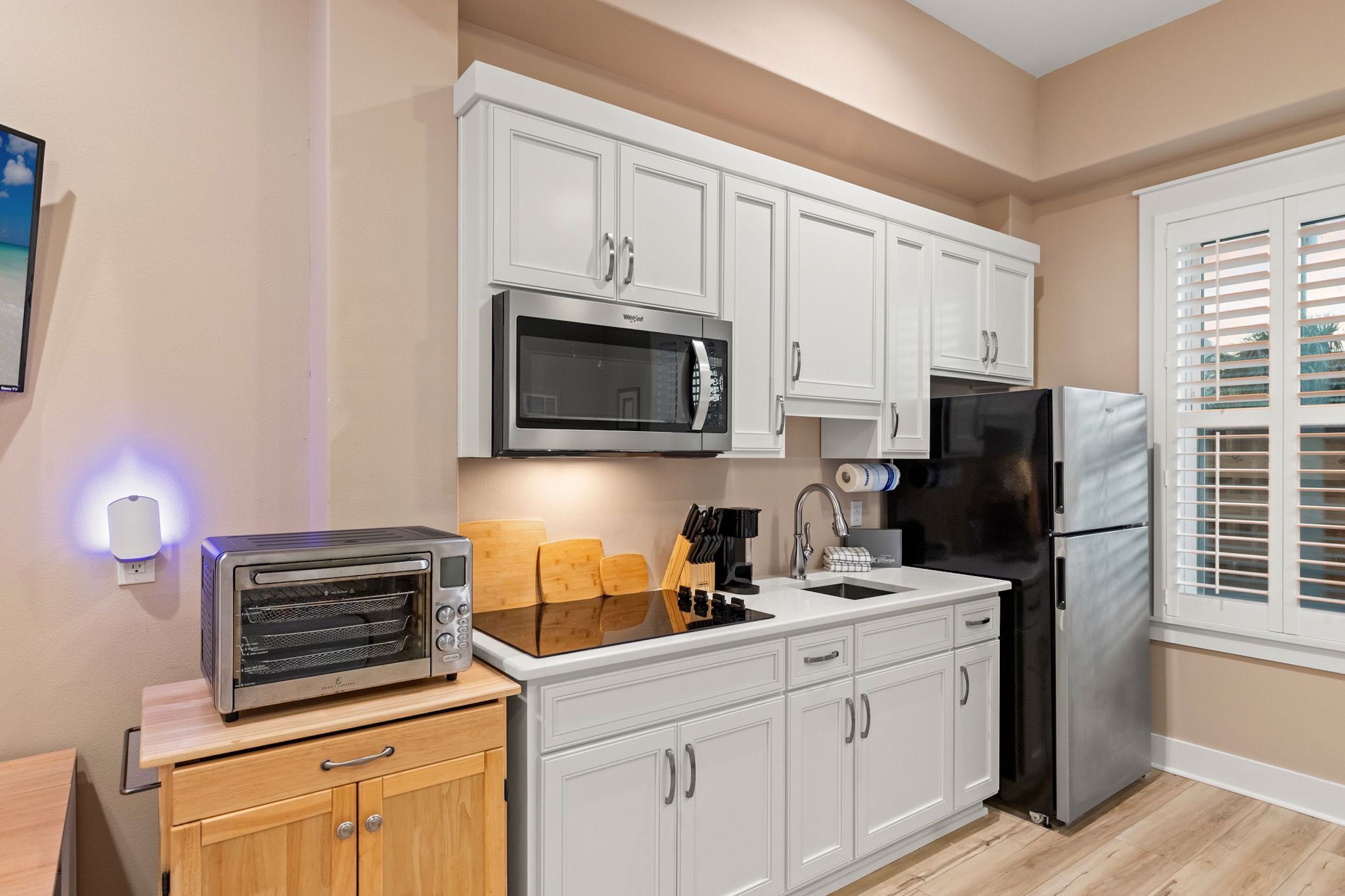 Estudio | Cocina privada | Frigorífico grande, microondas, placa de cocina y utensilios de cocina