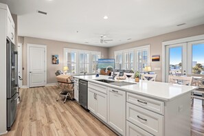 Täysikokoinen jääkaappi, mikroaaltouuni, liesi