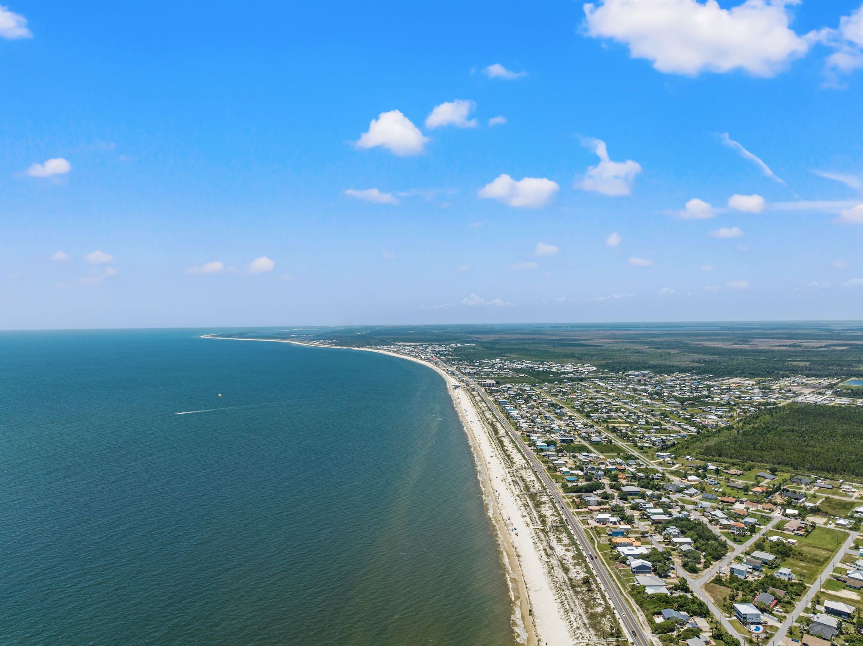 Nær stranden og hvit sand