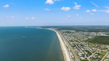 Nær stranden og hvit sand