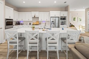 ตู้เย็นขนาดใหญ่, ไมโครเวฟ, เตาประกอบอาหาร, เครื่องครัว/จาน/ช้อนส้อม