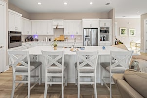 Refrigerador con freezer, microondas, placa de cocina