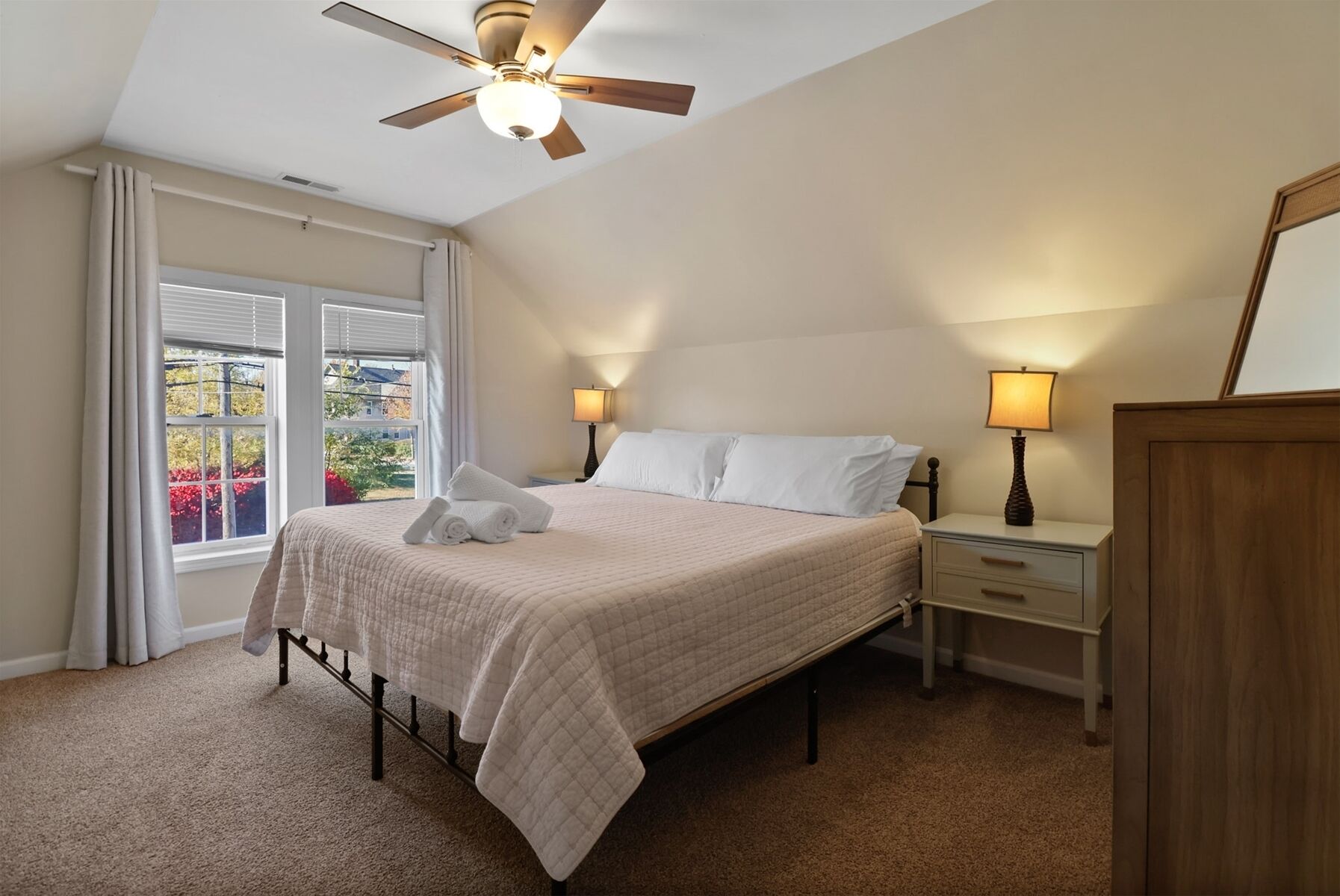 Tabla de planchar con plancha, Internet, ropa de cama