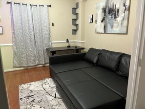 TV connectée, jeux vidéo, table de tennis de table, livres