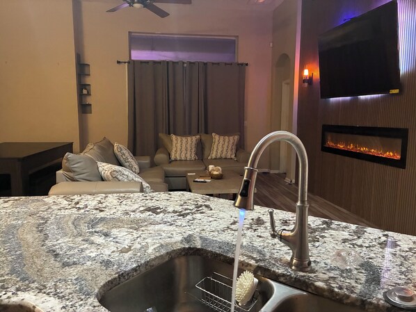 TV connectée, jeux vidéo, table de tennis de table, livres