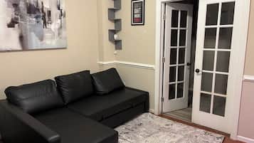 Smart TV, videogames, mesa de pingue-pongue, livros