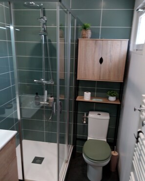 Een douche, een haardroger, handdoeken, zeep