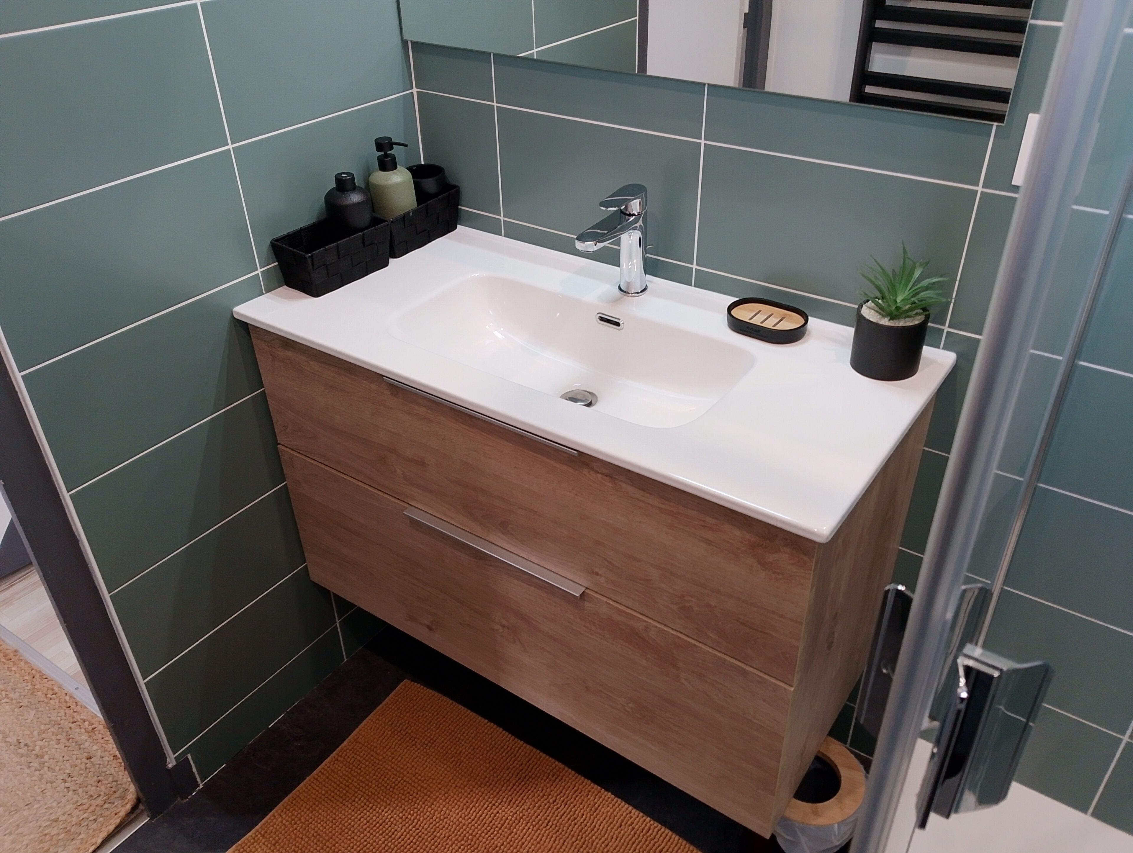 Douche, séchoir à cheveux, serviettes fournies, savon