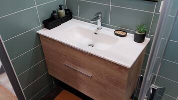 Dusche, Haartrockner, Handtücher, Seife