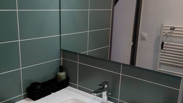 Chuveiro, secador de cabelo, toalhas de banho, sabonete