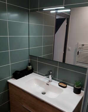Shower, hair dryer, towels, soap - Paradise Trail - Detached 2-bedroom house - Peaceful, natural setting and forest (Mâlain)