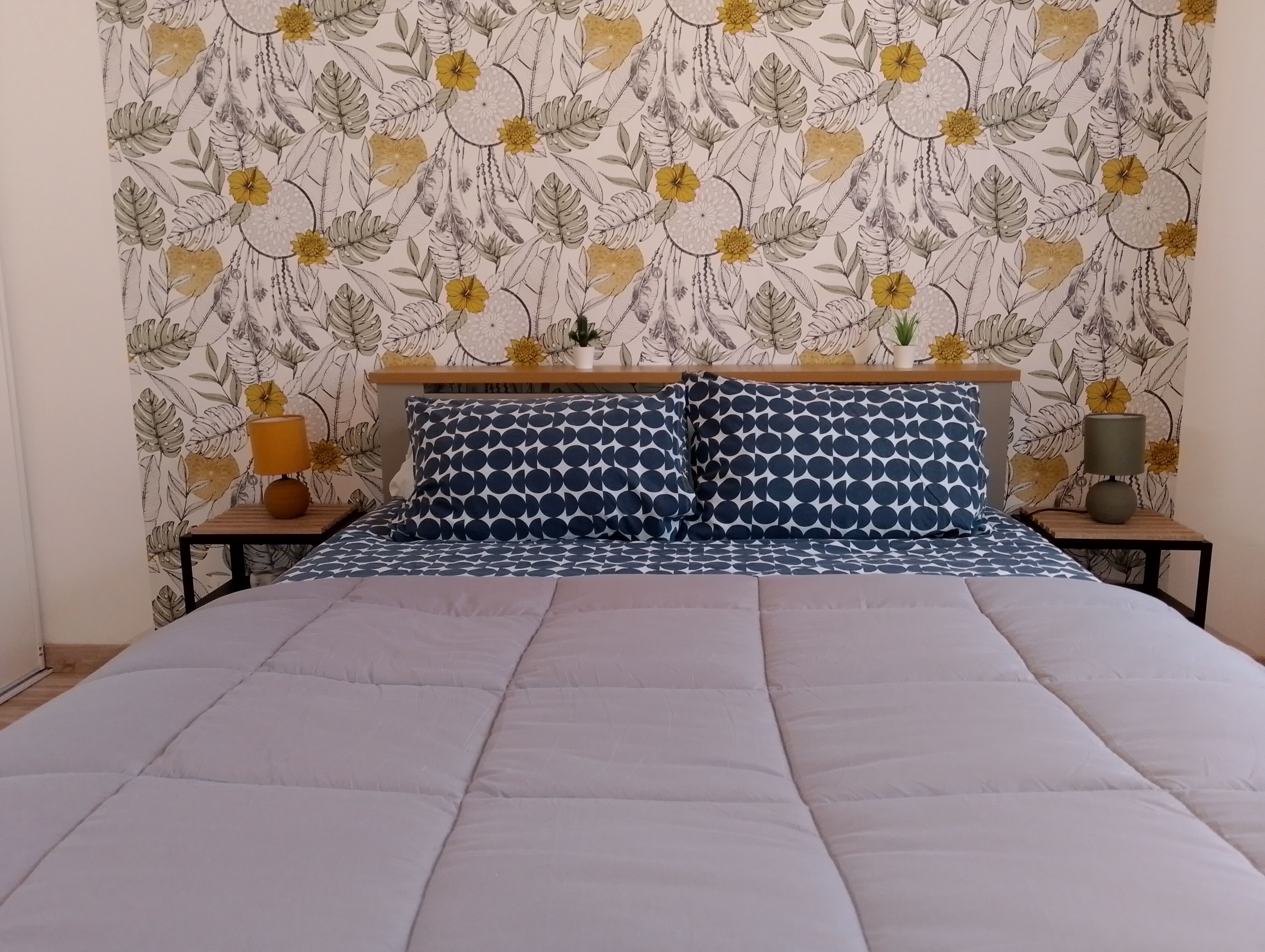 2 habitaciones, tabla de planchar con plancha y cuna de viaje 