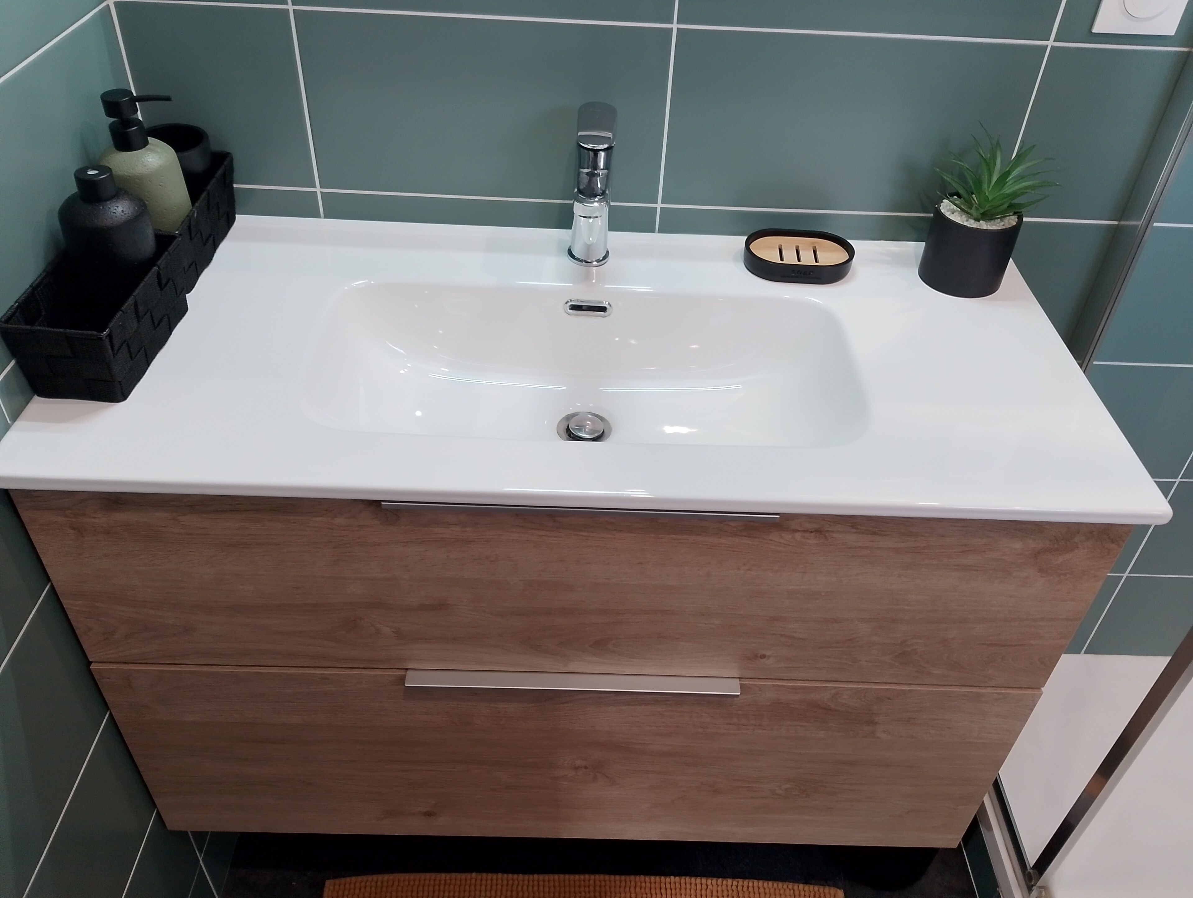 Regadera, secadora de cabello, toallas, jabón 