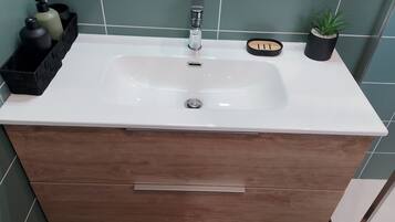 Regadera, secadora de cabello, toallas, jabón