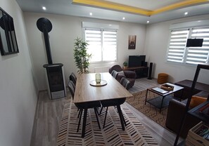 Dining - Paradise Trail - Detached 2-bedroom house - Peaceful, natural setting and forest (Mâlain)