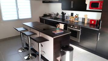 Een koelkast, een microgolfoven, een oven, een kookplaat