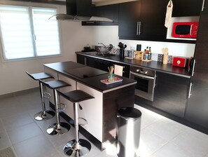 Jääkaappi, mikroaaltouuni, uuni, liesi