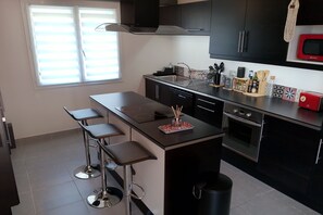 Een koelkast, een microgolfoven, een oven, een kookplaat