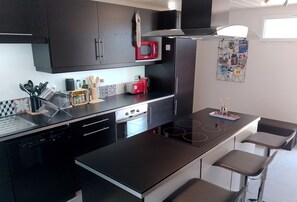 Fridge, microwave, oven, stovetop - Paradise Trail - Detached 2-bedroom house - Peaceful, natural setting and forest (Mâlain)