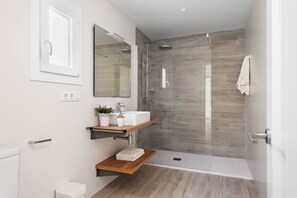 Shower, hair dryer, towels - Villa Marina by Escape Home (Santo Tomas)