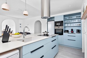 Fridge, microwave, oven, dishwasher - Villa Marina by Escape Home (Santo Tomas)