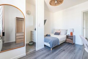 Iron/ironing board, Internet, bed sheets
