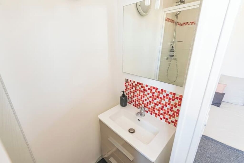 Een douche, een haardroger, handdoeken, zeep