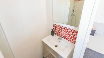 Een douche, een haardroger, handdoeken, zeep