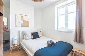 Iron/ironing board, Internet, bed sheets