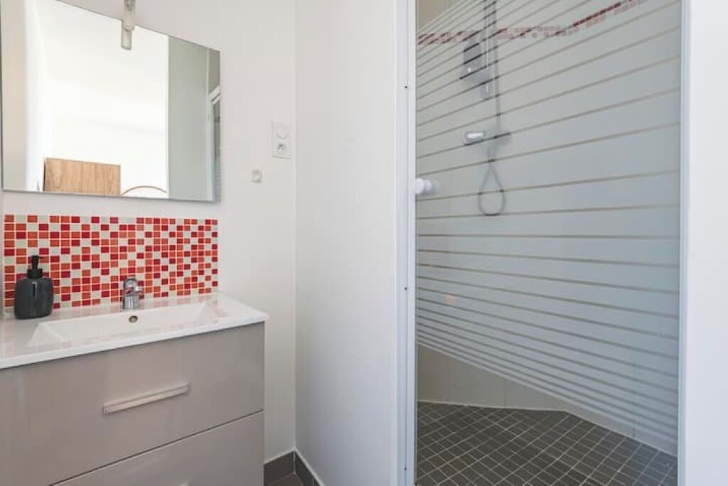 Douche, sèche-cheveux, serviettes fournies, savon