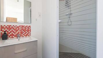 Douche, sèche-cheveux, serviettes fournies, savon