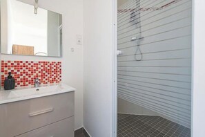 Douche, sèche-cheveux, serviettes fournies, savon