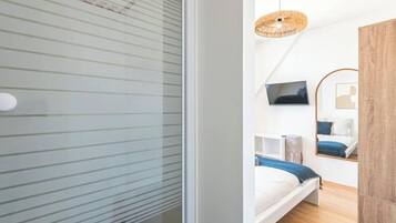 Iron/ironing board, Internet, bed sheets