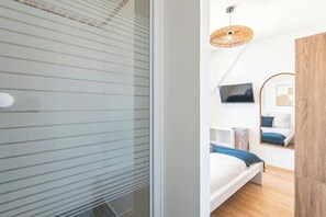 Tabla de planchar con plancha, acceso a internet y ropa de cama 