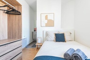 Iron/ironing board, Internet, bed sheets
