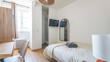 Iron/ironing board, internet, bed sheets