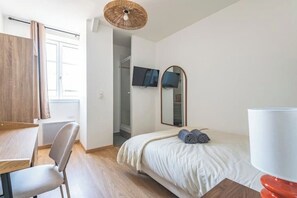 Fer et planche à repasser, accès Internet, draps fournis