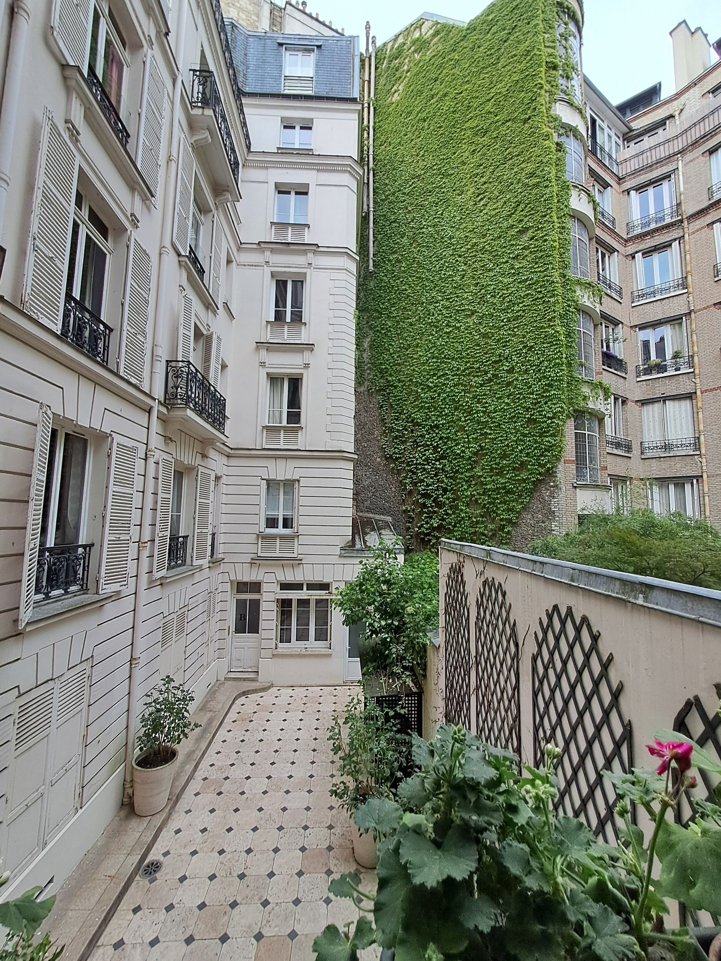 المنطقة المحيطة بالمنشأة