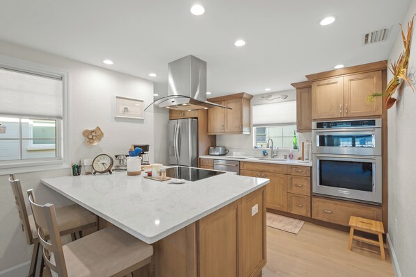 Refrigerador, microondas, horno y parrilla de estufa 