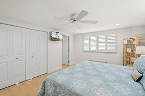 Iron/ironing board, WiFi, bed sheets - Island House Beach Resort Villa 14 (Sarasota)