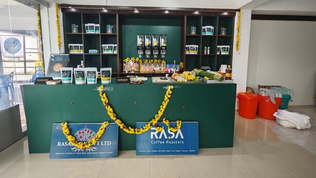 Mostrador de cafetería con productos y artículos de marca.
