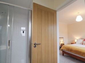 3 habitaciones, decoración personalizada y muebles diferentes 