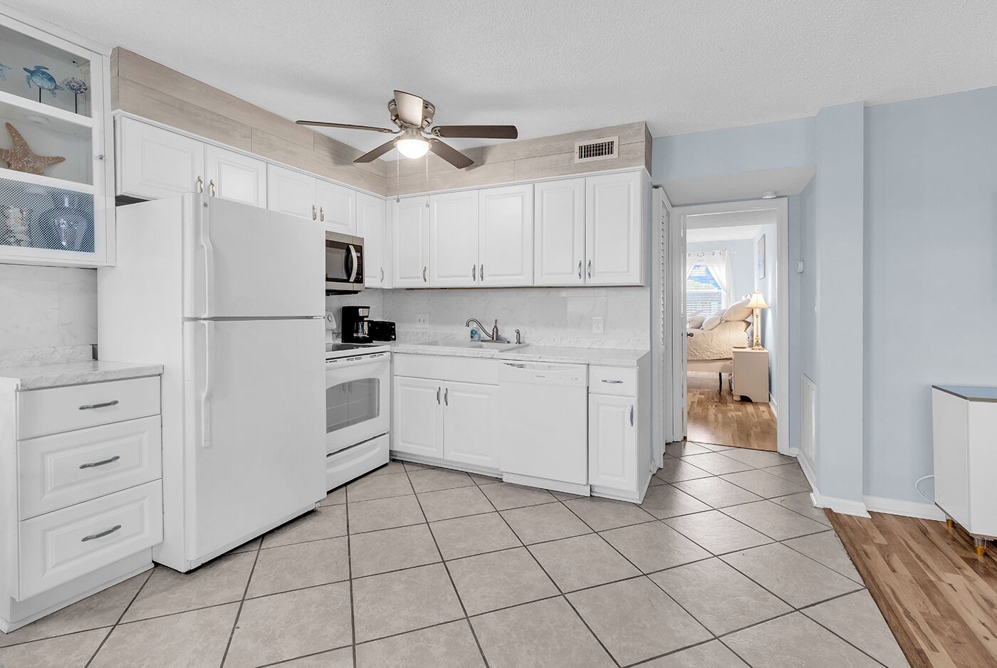 Kjøleskap, mikrobølgeovn, ovn og kokeplater