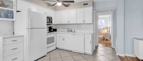 Kjøleskap, mikrobølgeovn, ovn og kokeplater