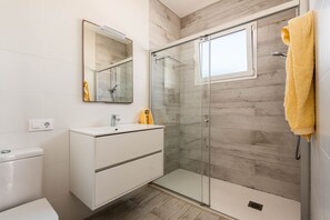 Shower, hair dryer, towels - Villa Amarres by Escape Home (Ses Salines)