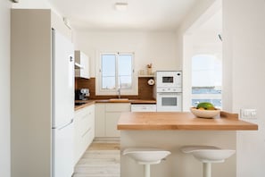 Fridge, microwave, oven, dishwasher - Villa Amarres by Escape Home (Ses Salines)