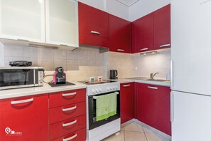 Réfrigérateur, four à micro-ondes, un four, surface de cuisson
