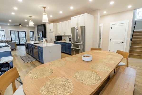 Dining - Newly Built in Beachwalk w/Golf Cart, Sauna, & Resort access (Michigan City)