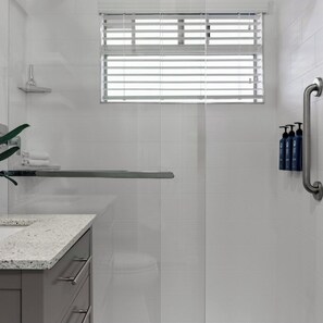 Douche, sèche-cheveux, serviettes fournies, savon