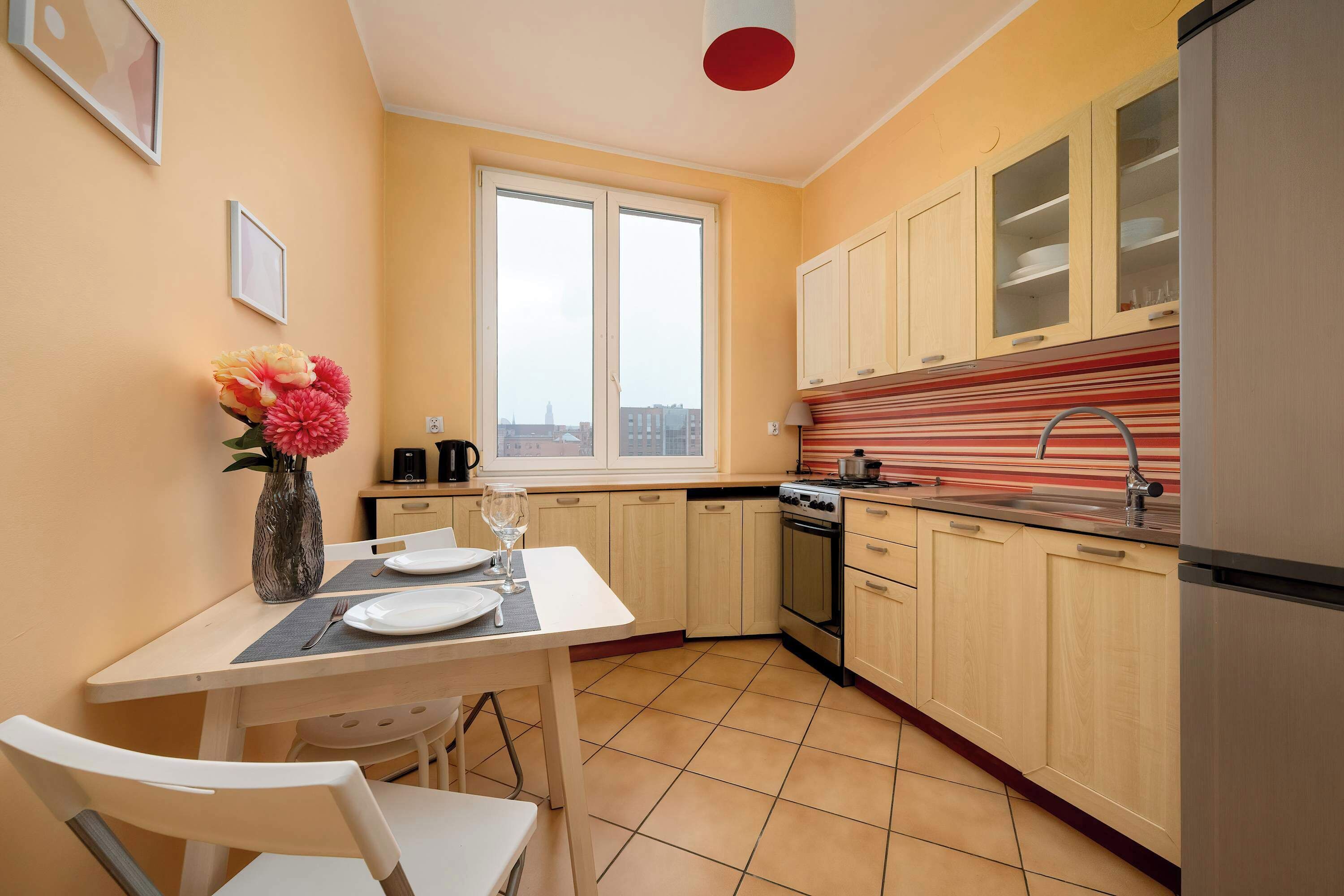 Kjøleskap, ovn, kokeplater og brødrister